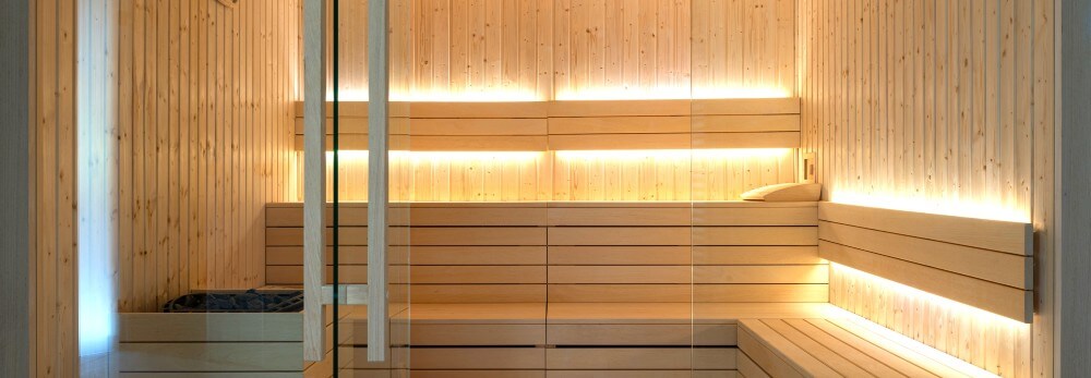 Leere Sauna aus hellem Holz